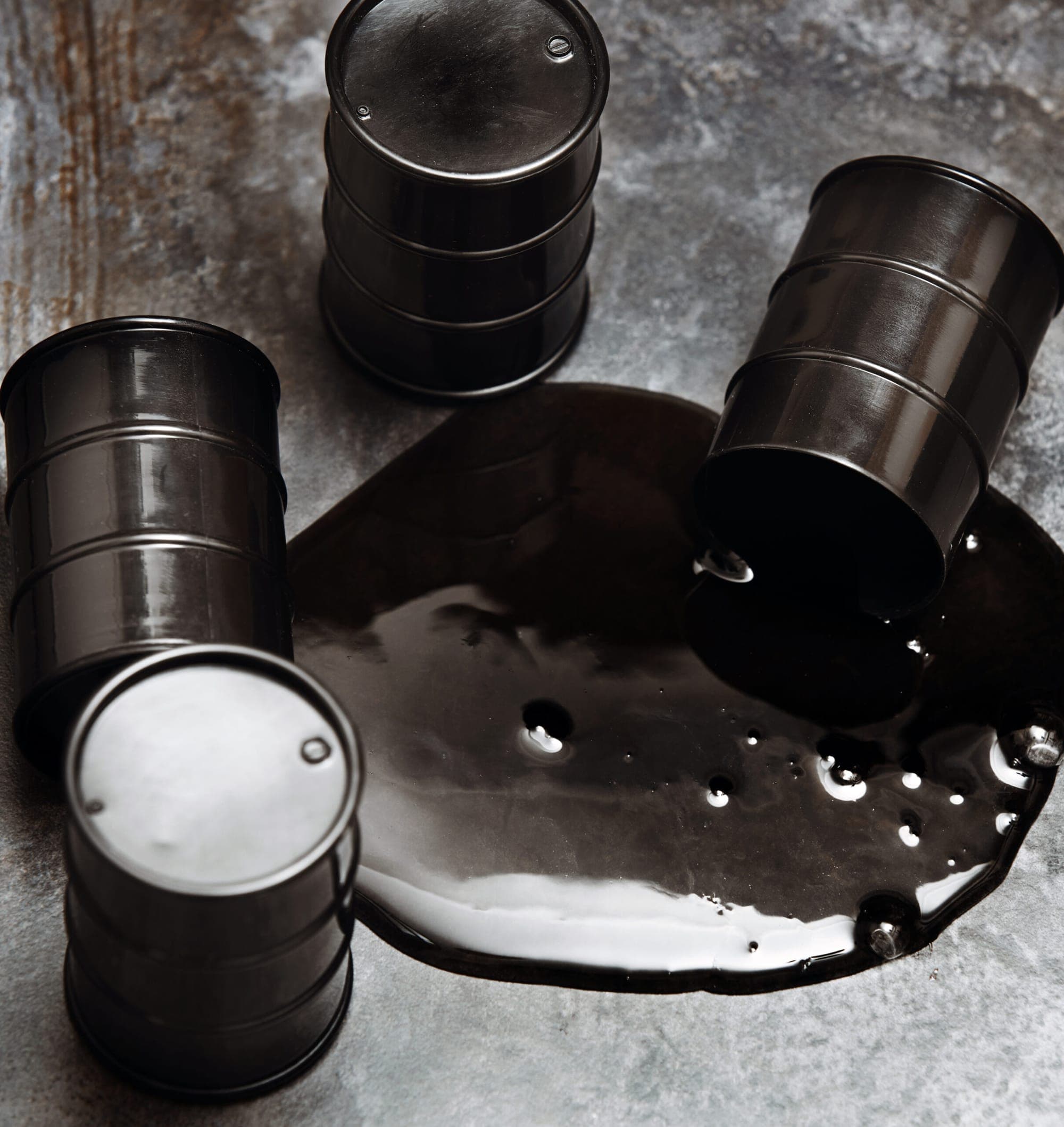 Surge in Crude Oil Prices as US Dollar weakens represented in a picture.