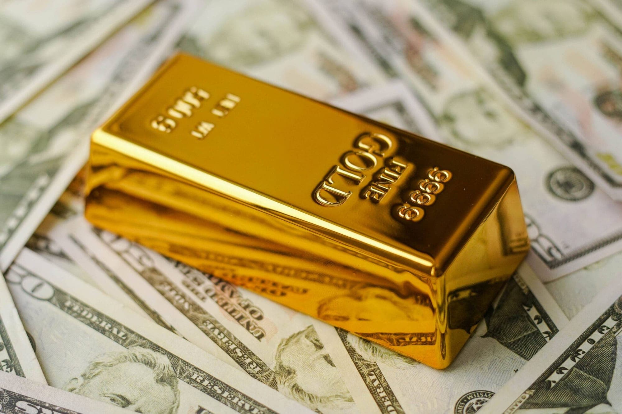 Gold Suffers from setbacks from US dollar yields represented in an image.
