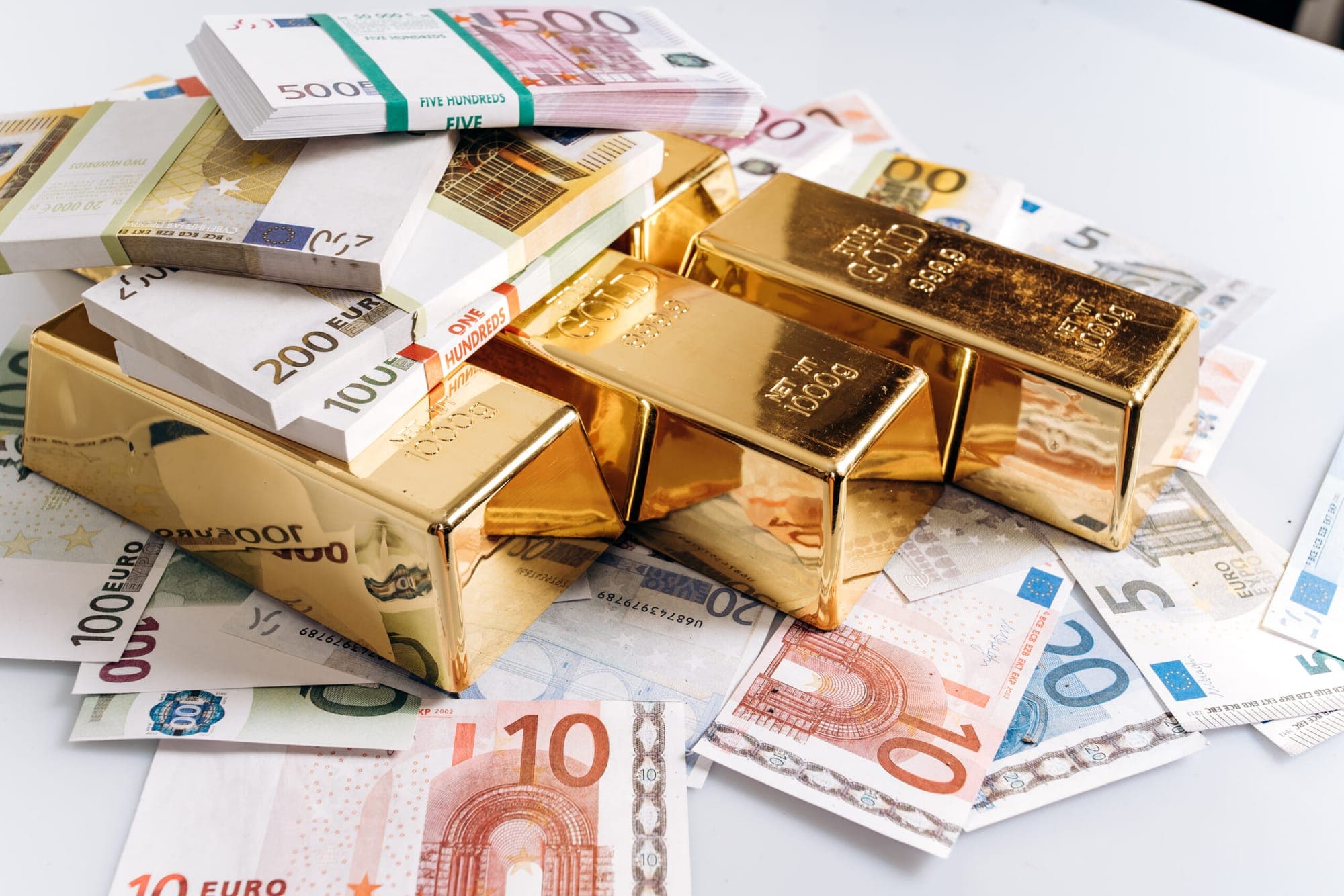 Gold Price Recovers Amidst Uncertainty represented in a picture.