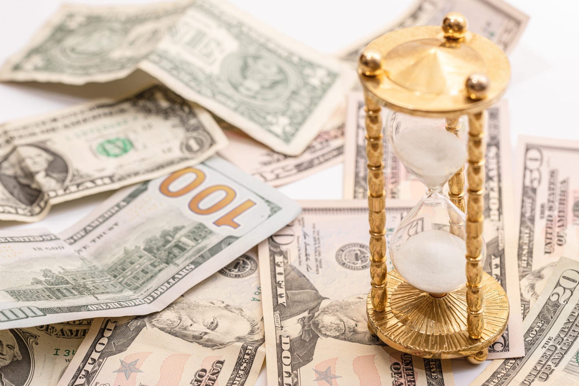 Federal Reserve Leans Towards a More Cautious Approach as Policy Debates Continue, While the US Dollar Remains Strong represented in a picture.