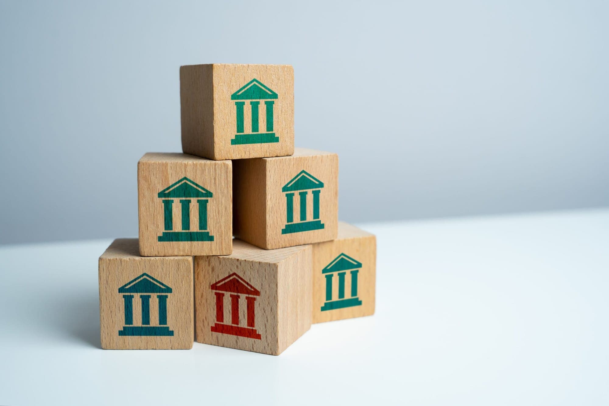 What Happens When Central Banks Disagree on Inflation?