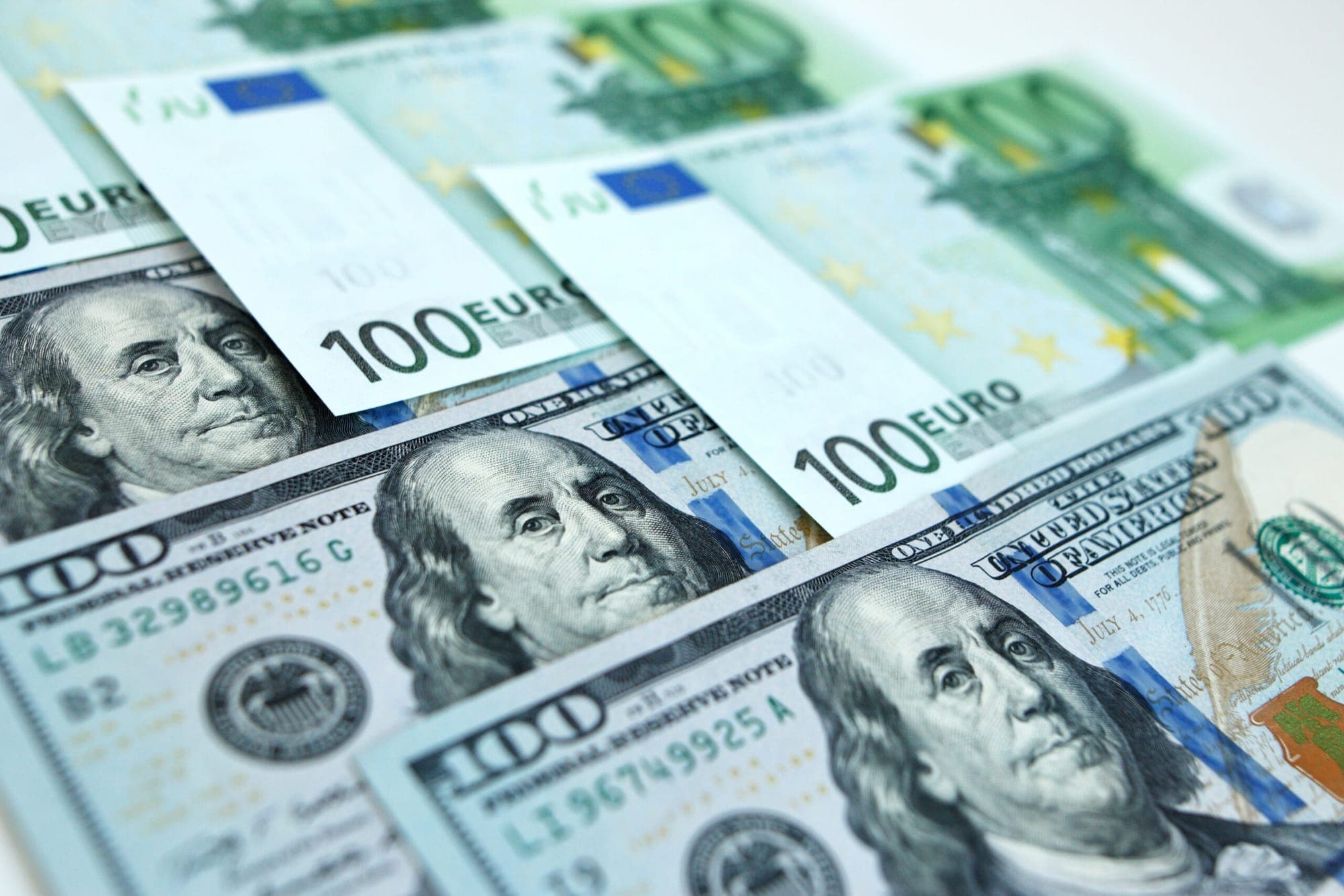 EUR/USD Outlook represented in an image.