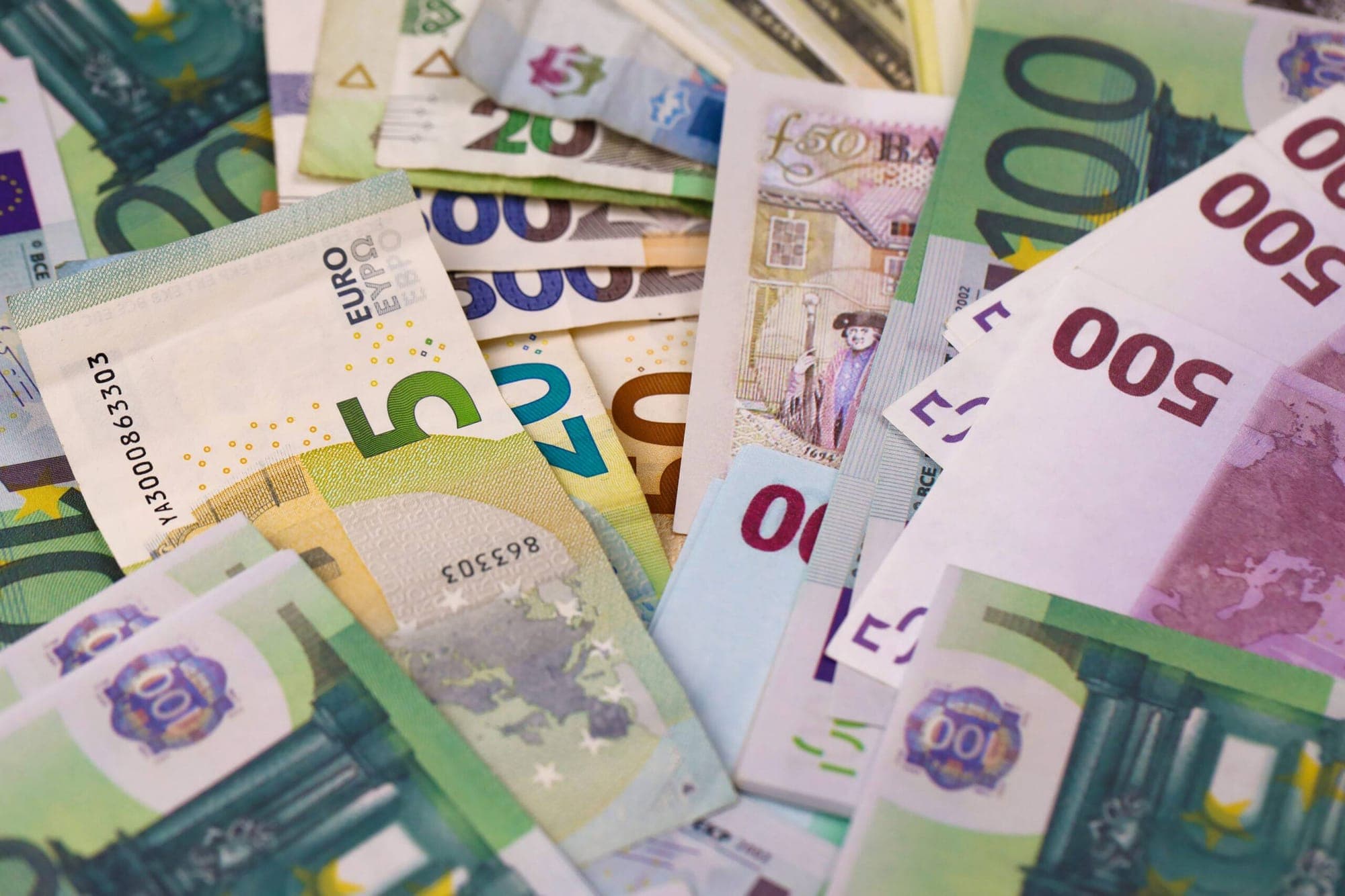 EUR/USD at a crossroads represented in an image.