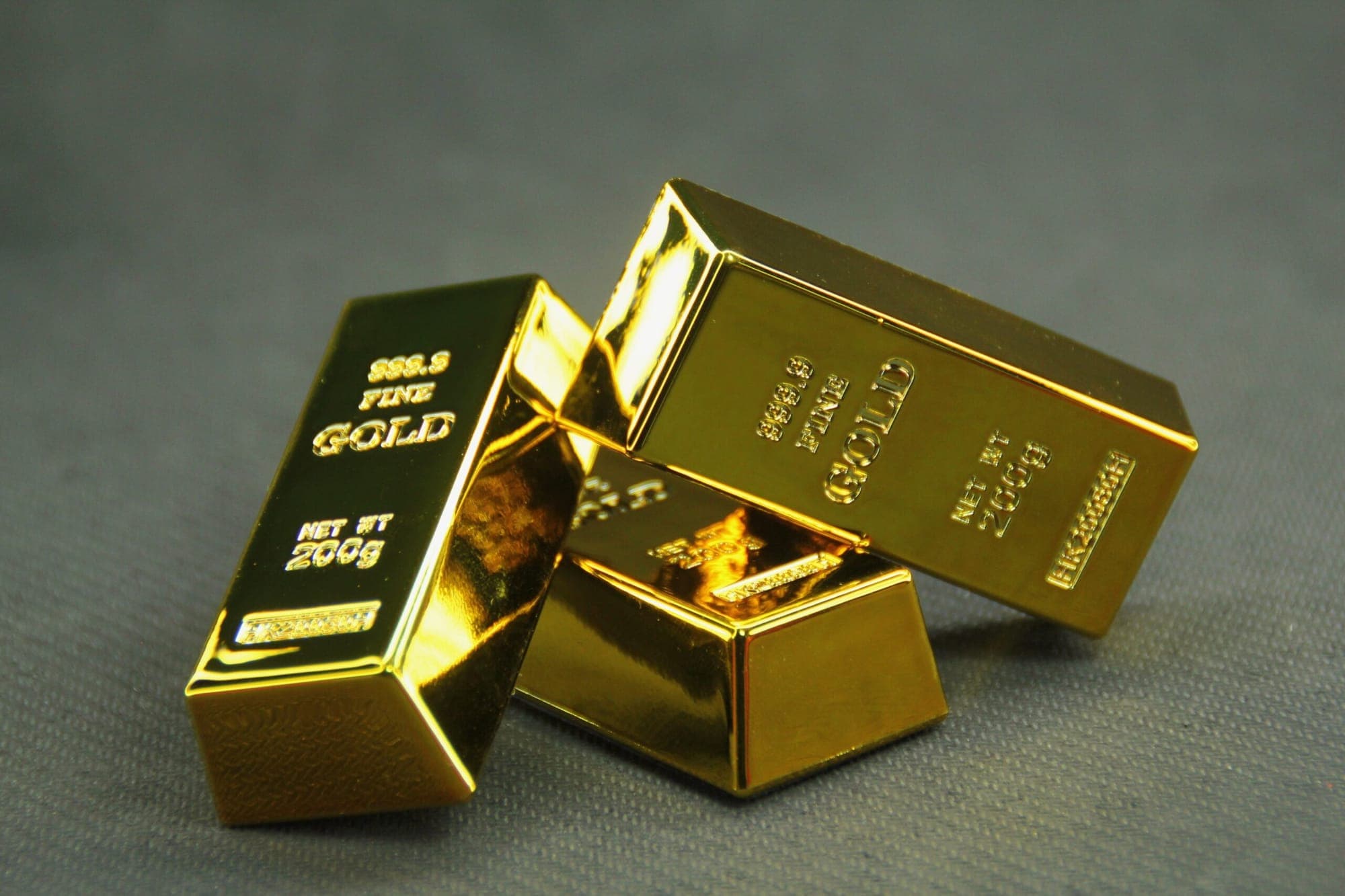 Gold Price oscillates amidst divided responses to Fed's June policy, reflected in a picture.