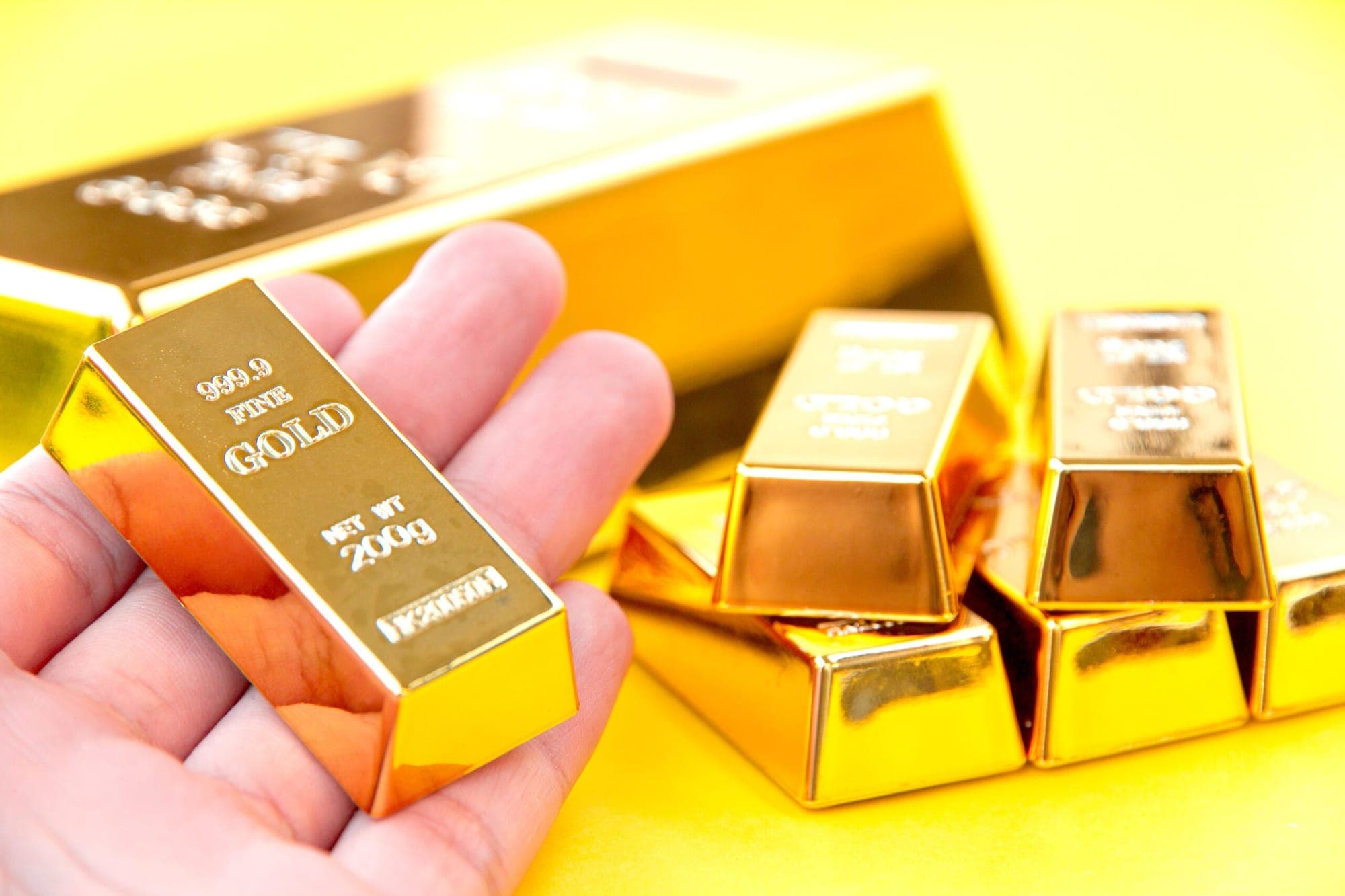 Physical Gold vs. Gold Stocks: Which is Better for Investors?