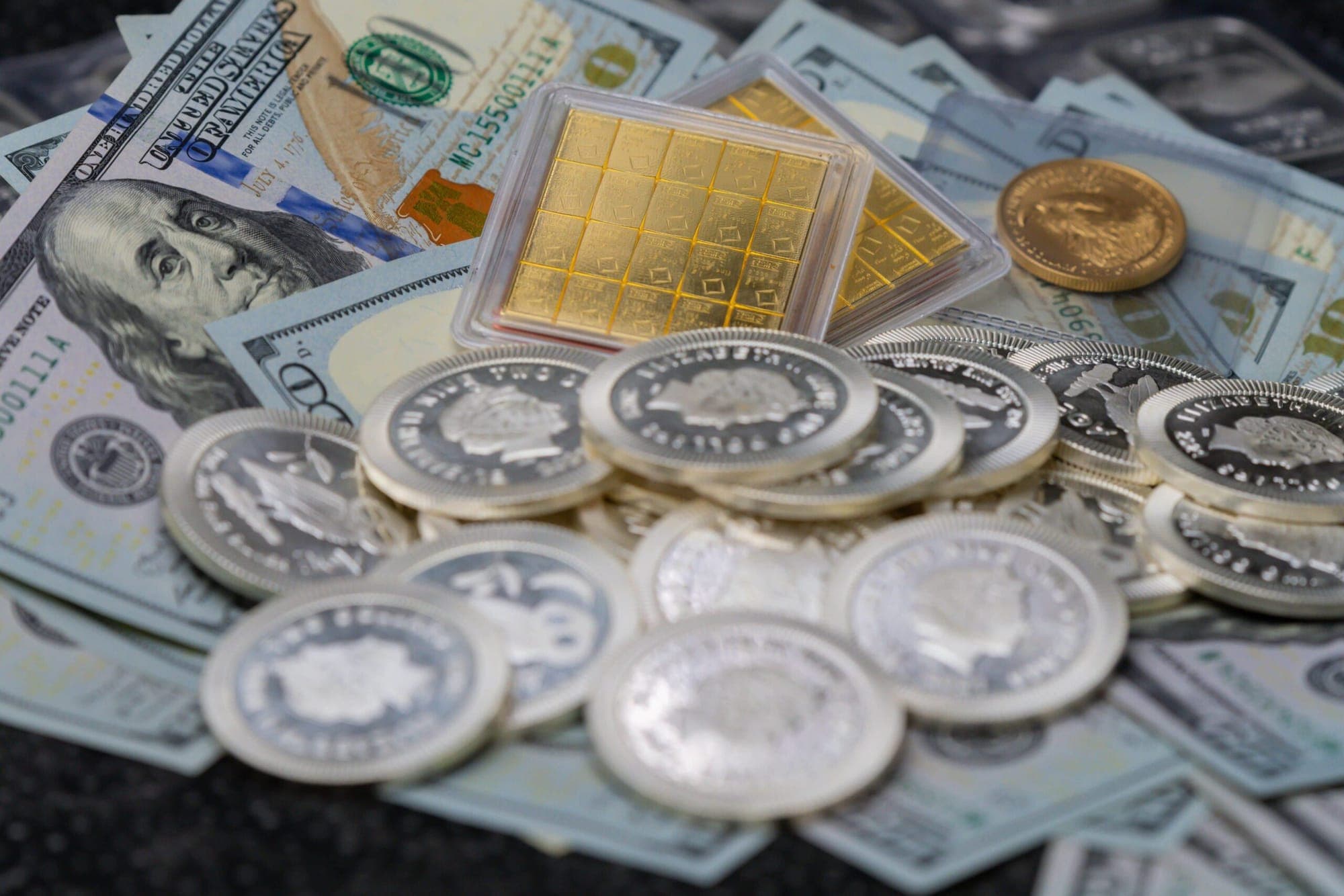 Silver vs Gold Investment Returns: What to Choose This Decade?