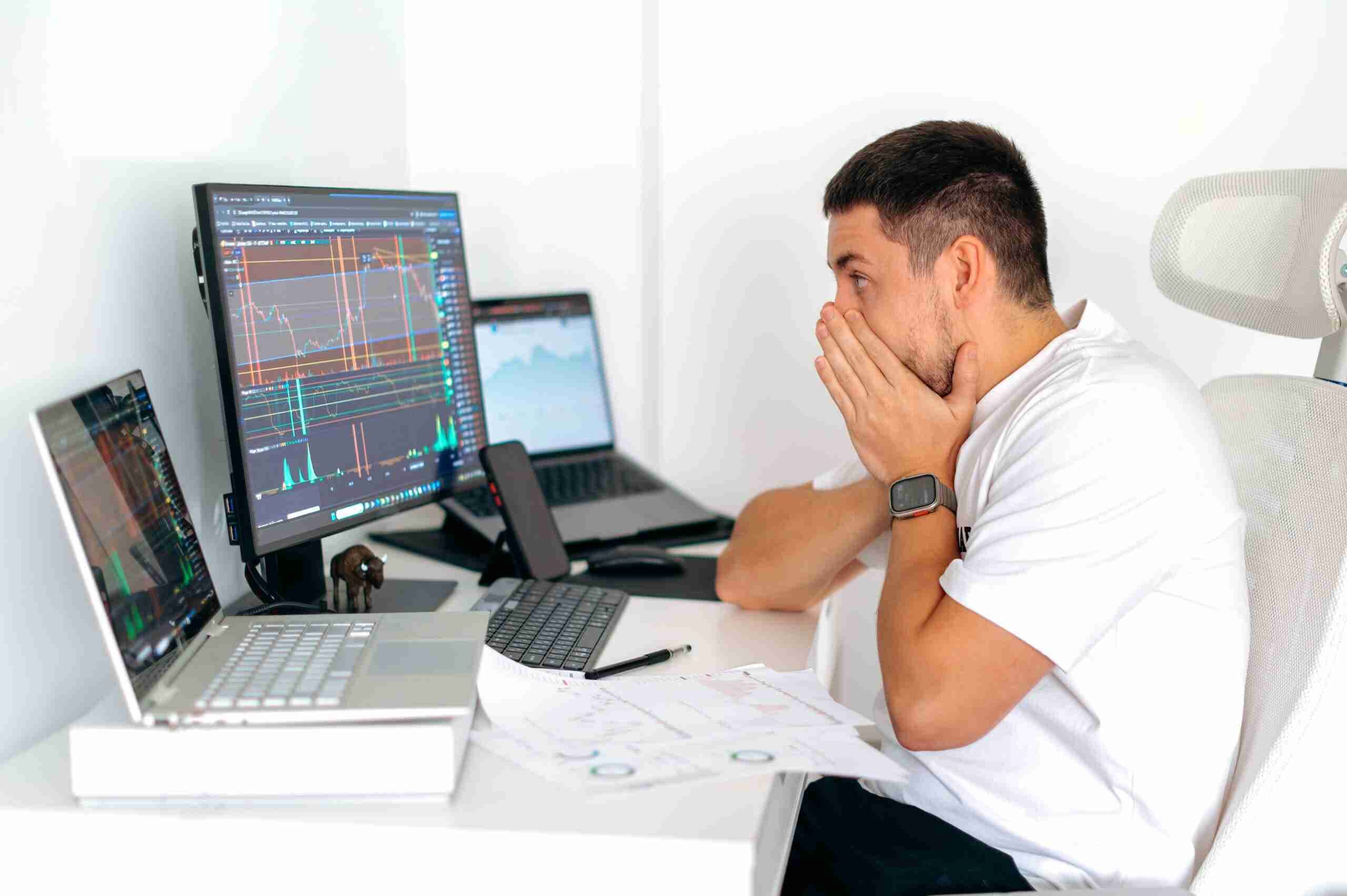 surprised-confused-male-crypto-trader-sitting-at-h-2025-03-08-23-51-50-utc-min-scaled-1-20251017-035458_11zon.