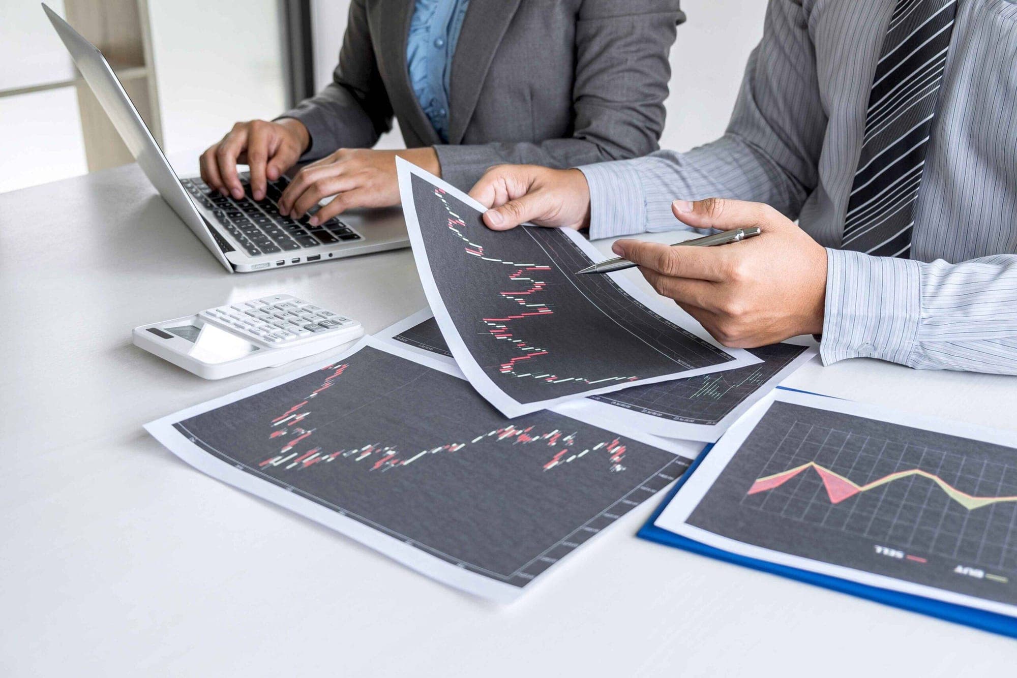 Carry trade in Forex represented in an image.