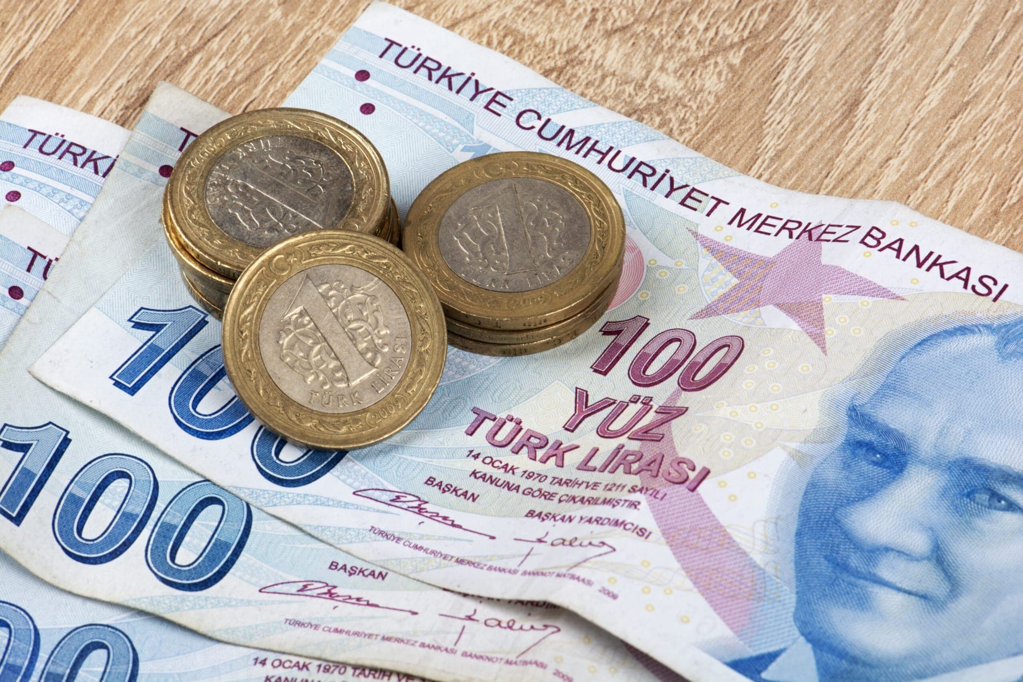 Turkish Lira Plummets represented in a picture.