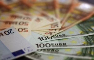 After strong German inflation statistics, the EUR/USD remains over 0.9700.